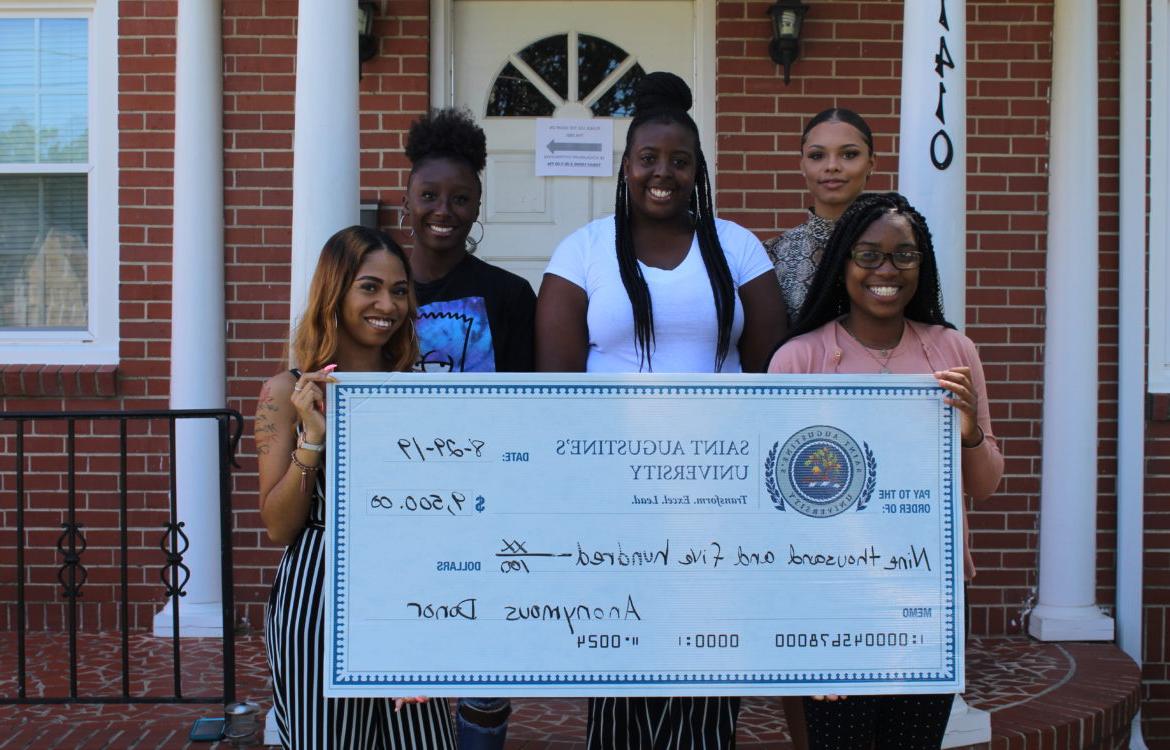 5 students receive $9500 scholarship to bridge the gap